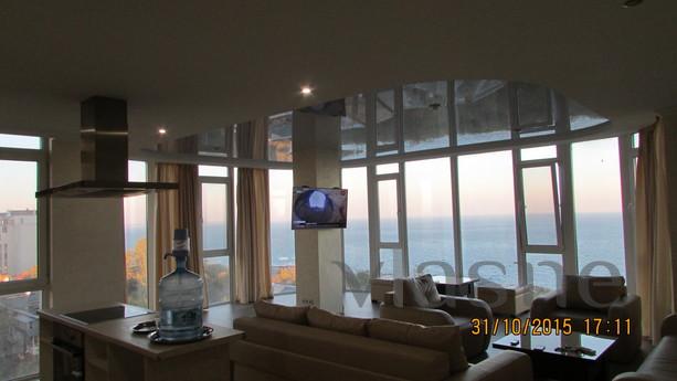 4 bedrooms with sea views 200 m, Odessa - apartment by the day