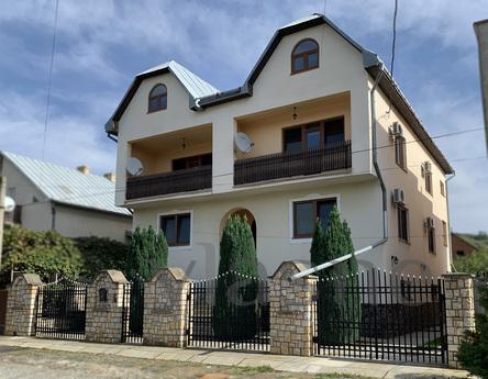 Здам будинок або окремо кімнати в оренду. На кожному поверсі