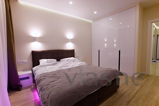 Species 2-room Deluxe new building, circ, Kyiv - apartment by the day