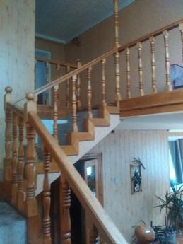 Здається 2-ий поверх в особняку,дві кімнати,ванна,туалет і к