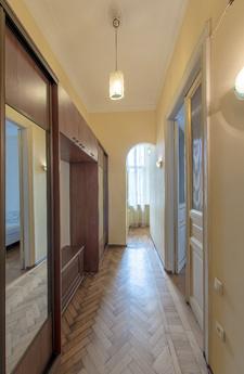 3 bedroom apartment in the center, Odessa - apartment by the day