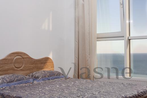 A cozy apartment with a gorgeous panoramic sea view is locat