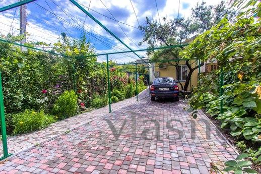 СУДАК. ДВУХКОМНАТНЫЙ ДОМ 8 МИНУТ ДО МОРЯ, Судак - квартира посуточно