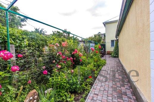 СУДАК. ДВУХКОМНАТНЫЙ ДОМ 8 МИНУТ ДО МОРЯ, Судак - квартира посуточно