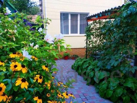 СУДАК. ДВУХКОМНАТНЫЙ ДОМ 8 МИНУТ ДО МОРЯ, Судак - квартира посуточно