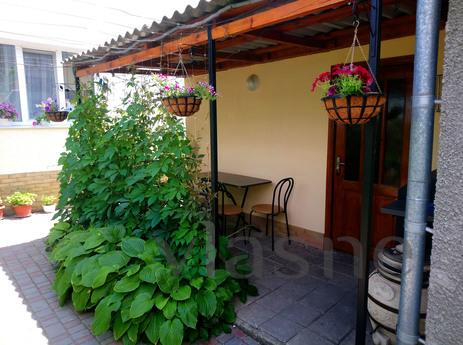 СУДАК. ДВУХКОМНАТНЫЙ ДОМ 8 МИНУТ ДО МОРЯ, Судак - квартира посуточно