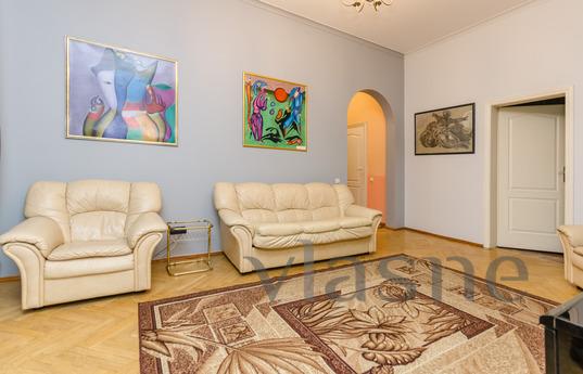 Apartment with 2 bedrooms on Tolstoy, Kyiv - apartment by the day