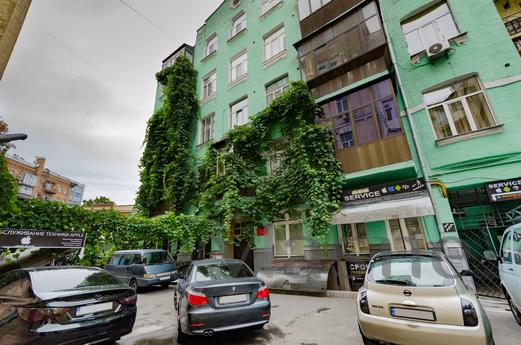 Apartment with 2 bedrooms on Tolstoy, Kyiv - apartment by the day