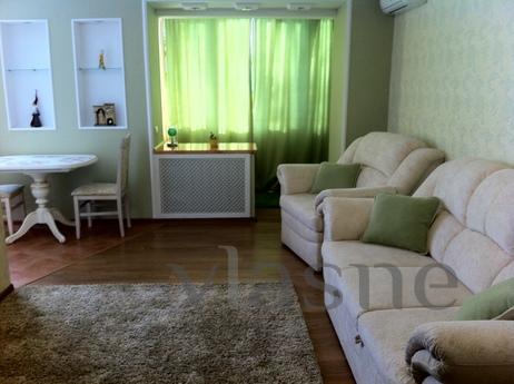 Beautiful designer 1-bedroom studio apartment near the subwa