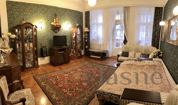 Large luxury apartment with separate rooms. Excellent locati