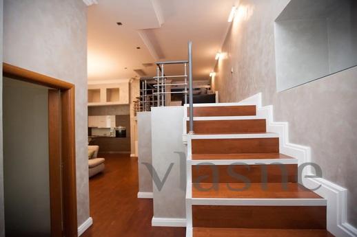 Двухуровневые апартаменты на пл.Льва Тол, Киев - квартира посуточно