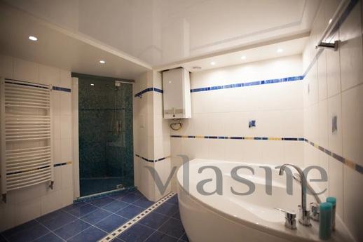 Двухуровневые апартаменты на пл.Льва Тол, Киев - квартира посуточно