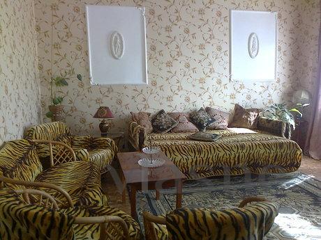 The apartment is located on the street parallel to Deribasov