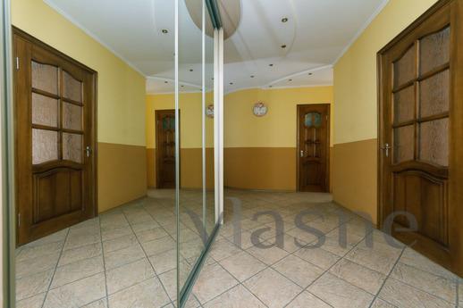 Large apartment on Urlovskaya street, Kyiv - apartment by the day