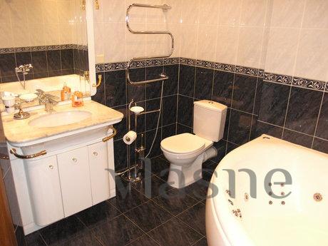 2-BR apartment with a Jacuzzi, Center, Kyiv - apartment by the day