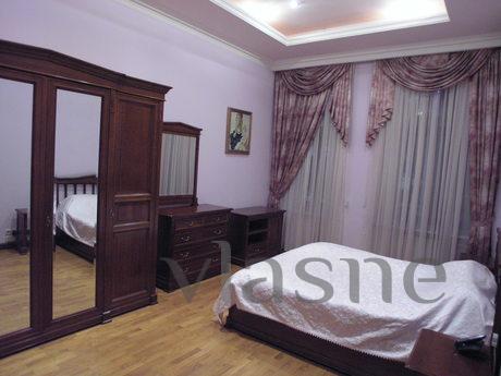 2-BR apartment with a Jacuzzi, Center, Kyiv - apartment by the day