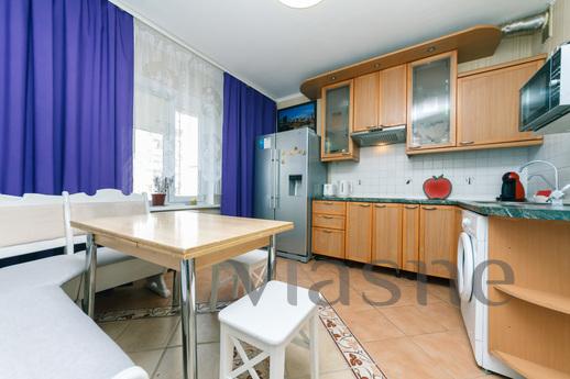 For daily rent 2 rooms m. Poznyaki, 5 pl, Kyiv - apartment by the day
