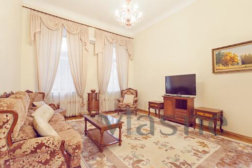Species 3-bedroom luxury apartment in the center of Kiev - u