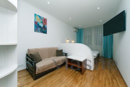 Modern Studio, Poznyaki,, Kyiv - apartment by the day