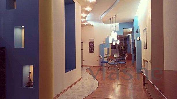 Center. 2 Bedrooms, Parking, Odessa - apartment by the day