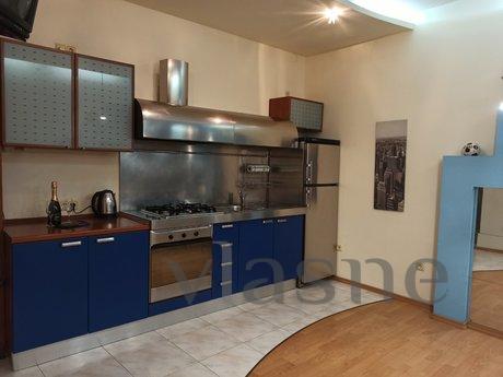 Center. 2 Bedrooms, Parking, Odessa - apartment by the day