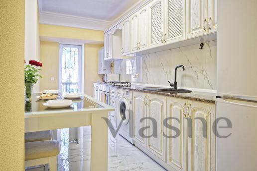 3 bedroom in the center with parking, Odessa - apartment by the day