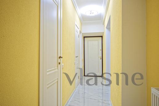 3 bedroom in the center with parking, Odessa - apartment by the day