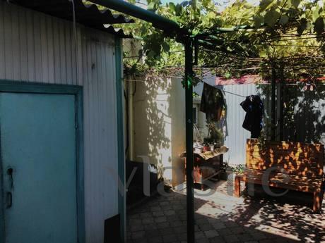 Valera is a separate residential outbuil, Odessa - apartment by the day