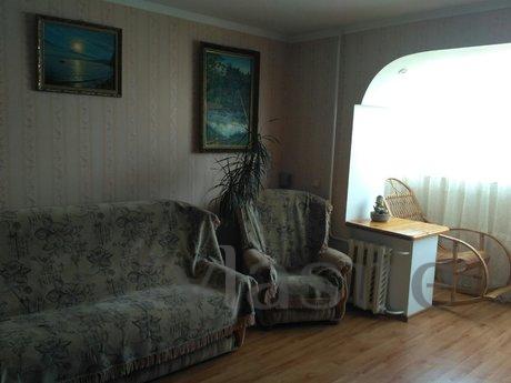Сдается квартира, три комнаты, 6 спальных мест. Рядом с домо