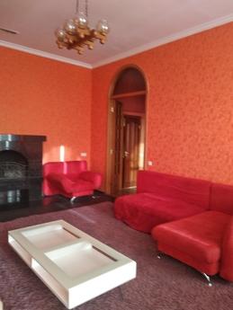 4 spacious bedrooms on the Bessarabian, Kyiv - apartment by the day