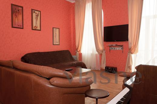 4 spacious bedrooms on the Bessarabian, Kyiv - apartment by the day