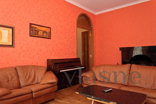 4 spacious bedrooms on the Bessarabian, Kyiv - apartment by the day