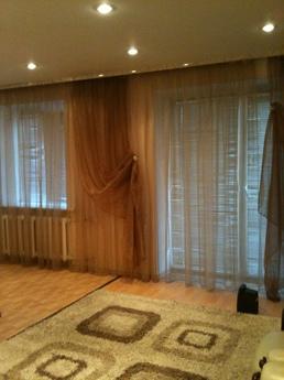 the apartment with parking in a center, Dnipro (Dnipropetrovsk) - apartment by the day