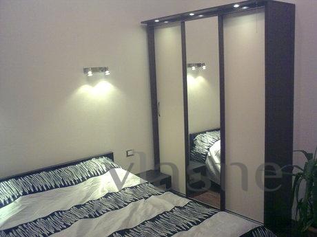 great apartment in Arcadia, near the sea, his descent to the