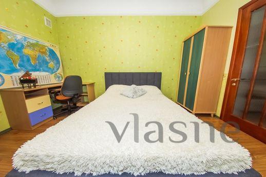Large apartment in the center by the sea, Odessa - apartment by the day