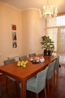 attic floor in the quiet center, Kyiv - apartment by the day