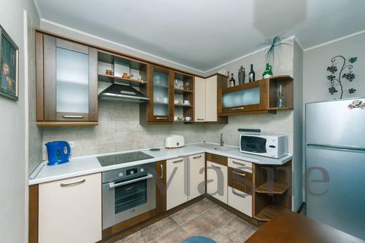 House within 12 minutes walk from the station. Livoberezhna 