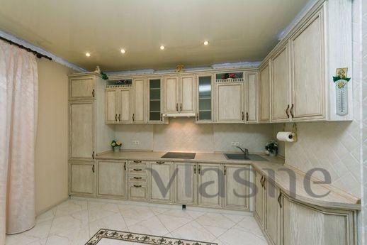 Classic apartment, metro Vasilkovskaya, Kyiv - apartment by the day