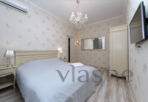 Three-room apartment, in the center, 5 minutes from Khreshch