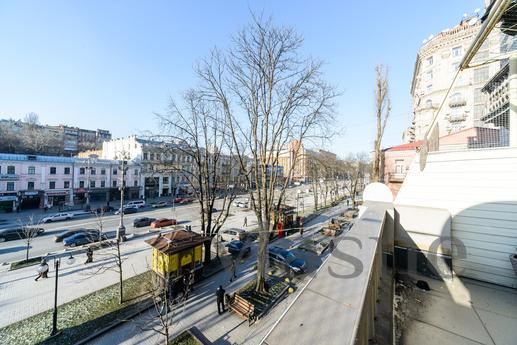 Apartment with a terrace on Khreshchatyk, Kyiv - apartment by the day