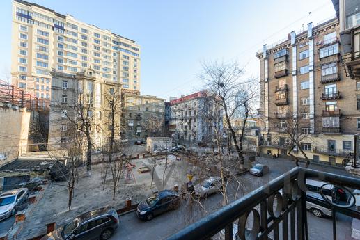 Apartment with a terrace on Khreshchatyk, Kyiv - apartment by the day
