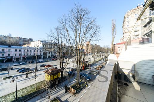 Apartment with a terrace on Khreshchatyk, Kyiv - apartment by the day