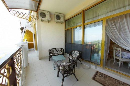 WARNING! 3 BR. apartment from the owner, Odessa - apartment by the day