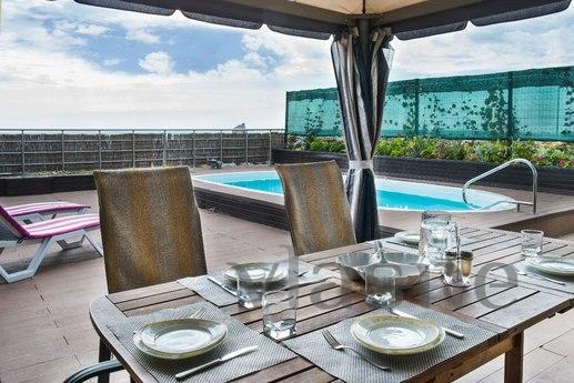 VIP коттедж в первой линии от моря, бассейн.
Коттедж в 1-й л