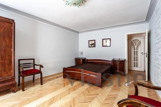 Large 5-room apartment in the center, Lviv - apartment by the day