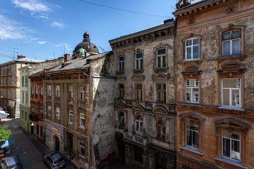Large 5-room apartment in the center, Lviv - apartment by the day
