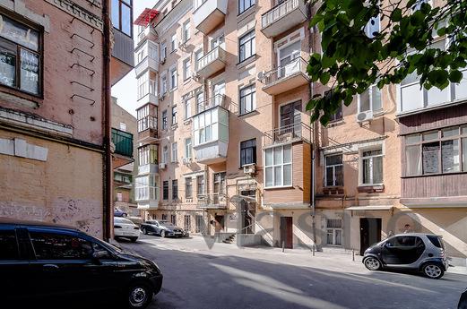 Andrii Marchenko, Kyiv - apartment by the day