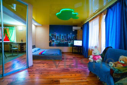 Very cozy, clean square-ra with wi-fi, Dnipro (Dnipropetrovsk) - apartment by the day