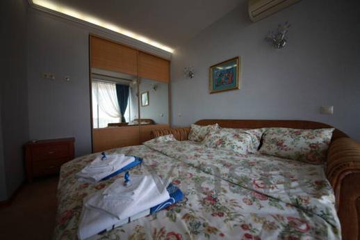Elling, 2 floors right by the sea, Alupka - apartment by the day