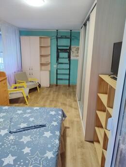 Quiet, spacious, bright with separate rooms. Poruch Park Vid